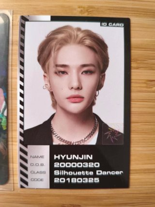 hyunjin oddinary photocard
