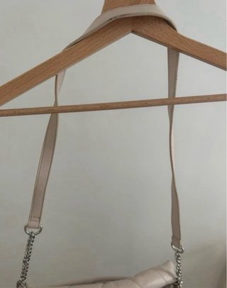 Bolso acolchado beige mano y hombro