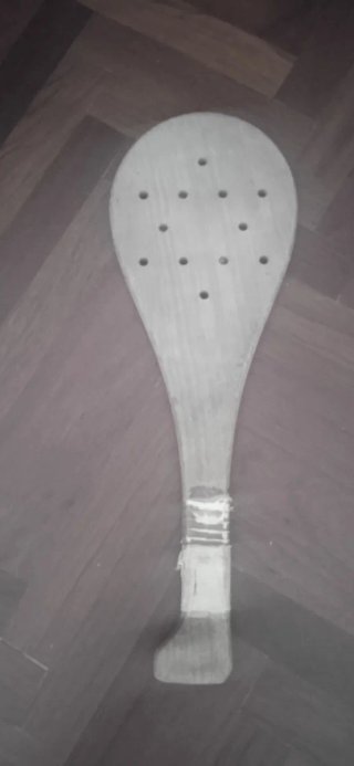 Pala de madera con agujeros.