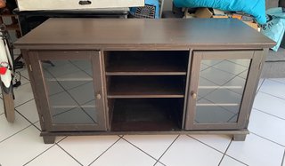 Mueble TV madera con puertas de cristal
