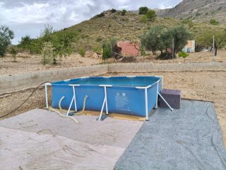 Piscina desmontable azul y gris con depuradora