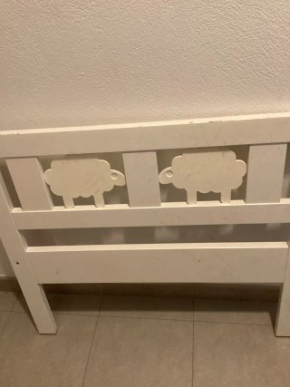 Cabecero y pie de cama infantil blanca con ovejas
