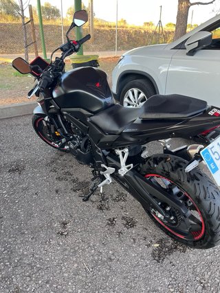 Honda Hornet 500 Negra 2025