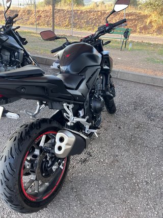 Honda Hornet 500 Negra 2025