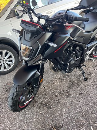 Honda Hornet 500 Negra 2025