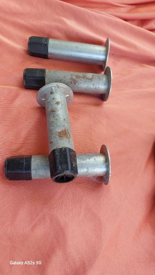 Piedini per mobili metallo e plastica