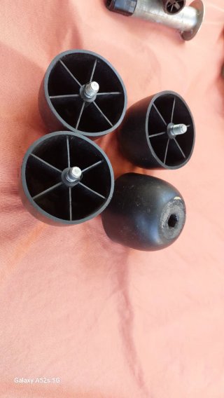 Piedini per mobili metallo e plastica