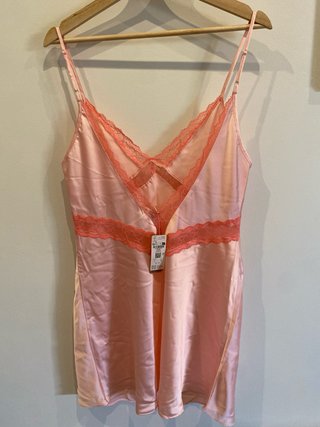 Camisón lencero rosa con encaje