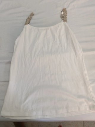 Top blanco con detalles dorados