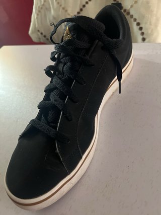 Zapatillas Adidas Negras y Blancas