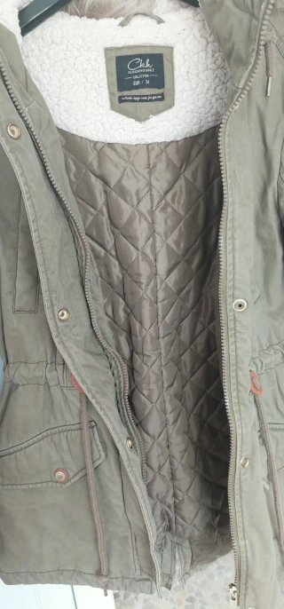 Parka verde con capucha y pelo