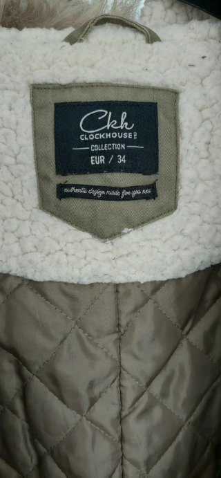 Parka verde con capucha y pelo