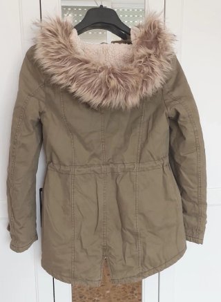 Parka verde con capucha y pelo