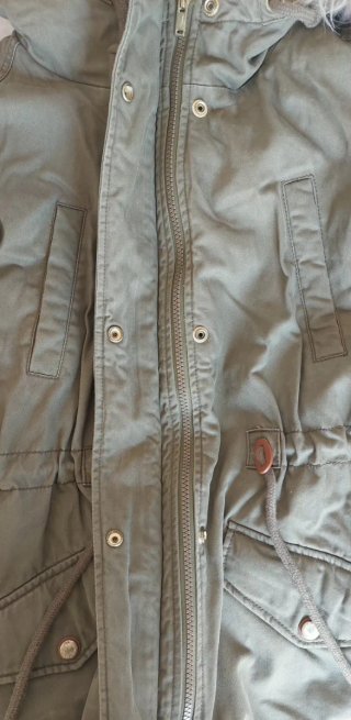 Parka verde con capucha y pelo