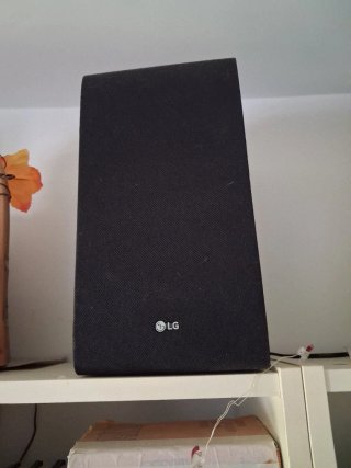 Barra de Sonido LG 300W + Subwoofer