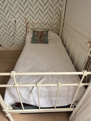 Cama diván estilo vintage Ikea con somier