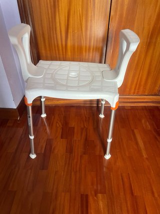 Silla de baño regulable con reposabrazos