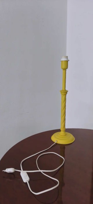 Pie de lámpara amarillo mate