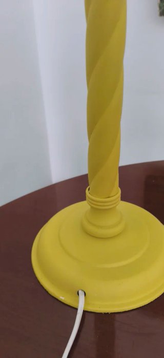 Pie de lámpara amarillo mate