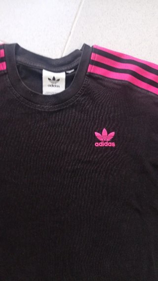 Camiseta Adidas hombr negra con rayas y logo rosa