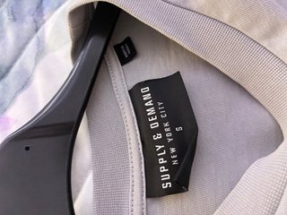 Camiseta gris con estampado suply demand original