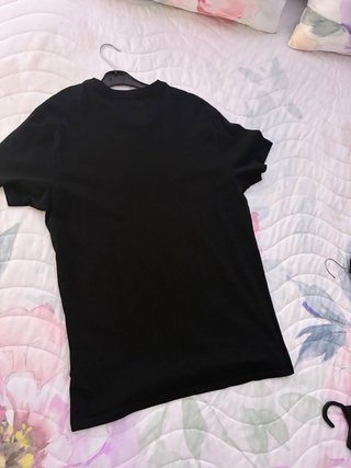 Camiseta Guess Negra  TENGO TALLA S I TALLA M