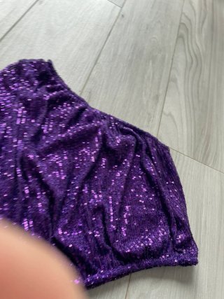 Top lentejuelas morado un hombro
