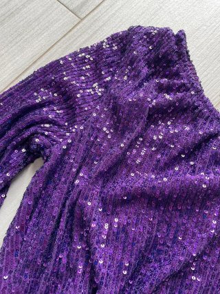 Top lentejuelas morado un hombro