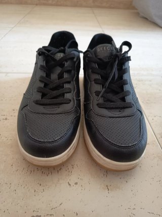Zapatos Vans y Skechers.