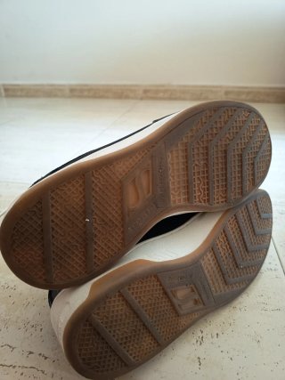 Zapatos Vans y Skechers.