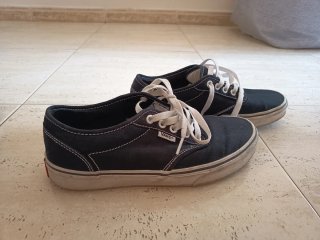 Zapatos Vans y Skechers.