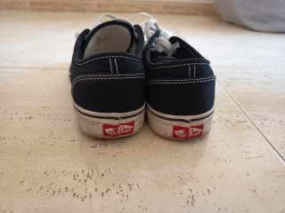 Zapatos Vans y Skechers.