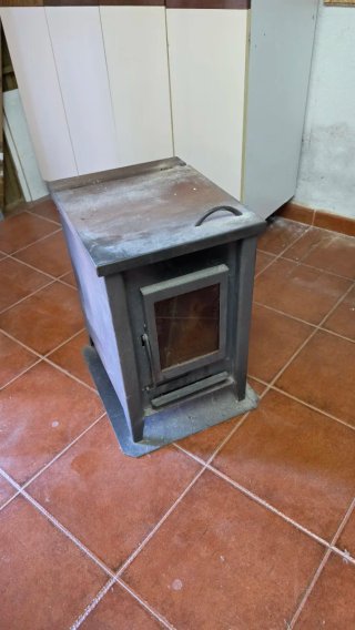 Estufa de leña metálica con ventana