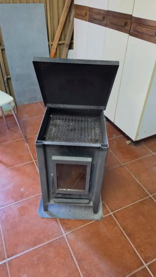 Estufa de leña metálica con ventana