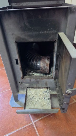Estufa de leña metálica con ventana