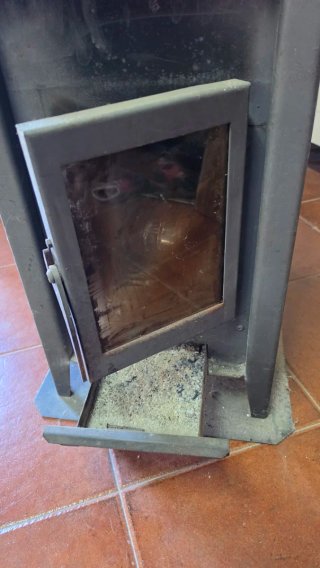 Estufa de leña metálica con ventana