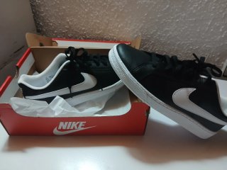 Zapatillas Deportivas Negras y Blancas