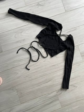 Camiseta negra cruzada espalda