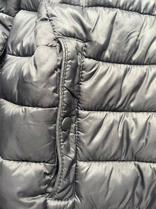 Chaqueta acolchada negra con capucha