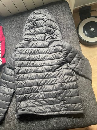 Chaqueta acolchada negra con capucha