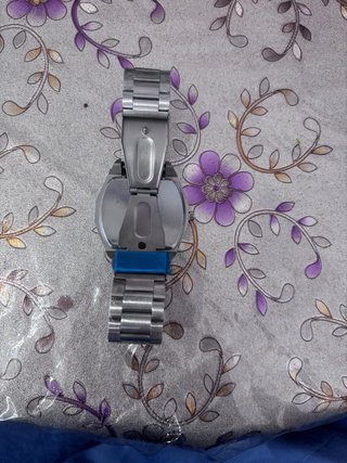 Reloj de pulsera plateado y negro elegante