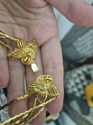 Collana vintage con fiori e strass