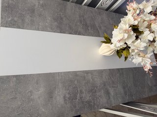 Mesa de comedor gris y blanca