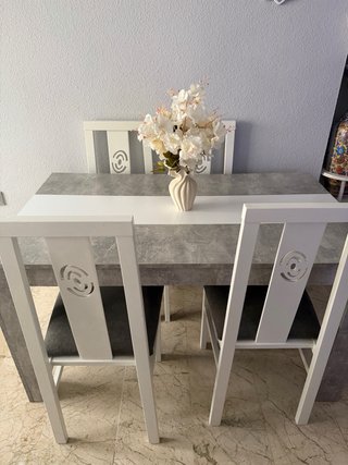 Mesa de comedor gris y blanca