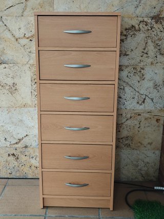 Cajonera de madera con tiradores plateados.