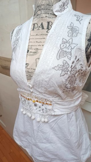Blusa bordada con abalorios