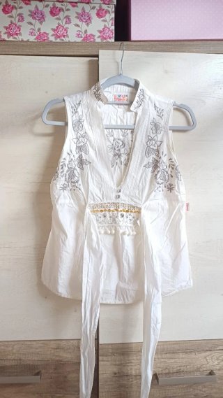 Blusa bordada con abalorios