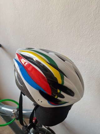 Bicicleta de adulto gris con candado y casco
