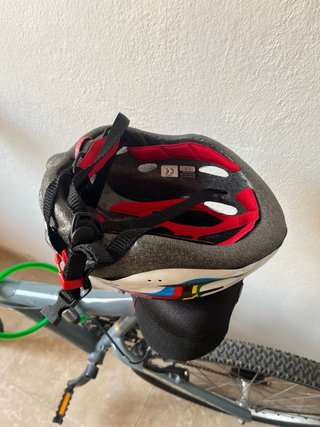 Bicicleta de adulto gris con candado y casco