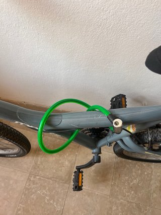 Bicicleta de adulto gris con candado y casco